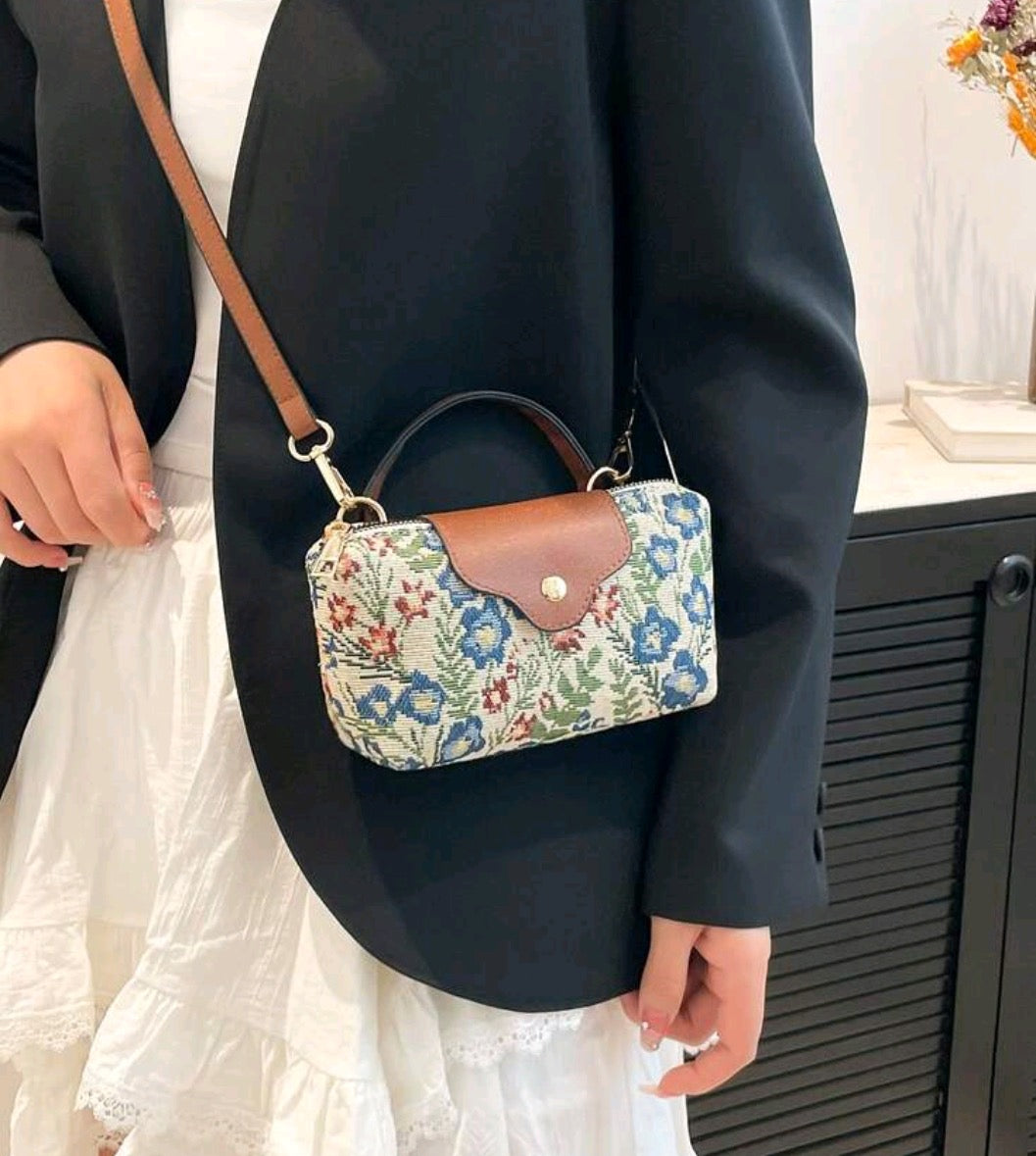 Mini chic crossbody bag.