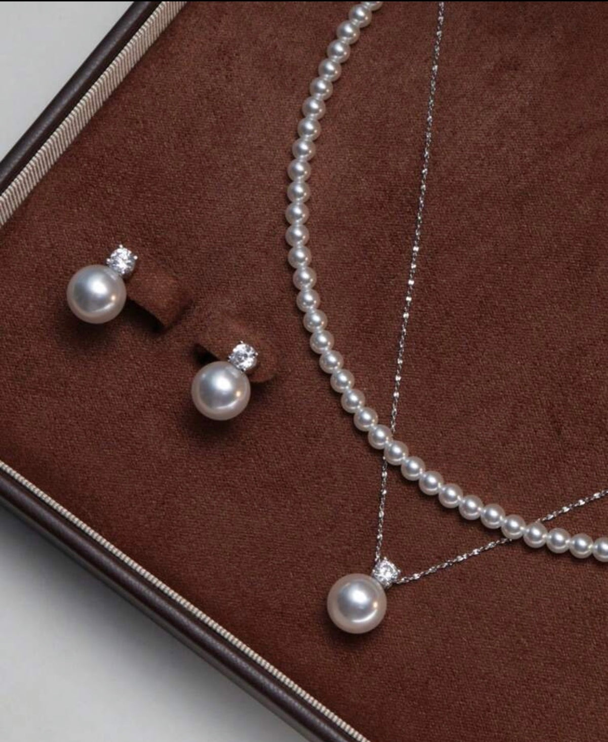Intricate pearl set