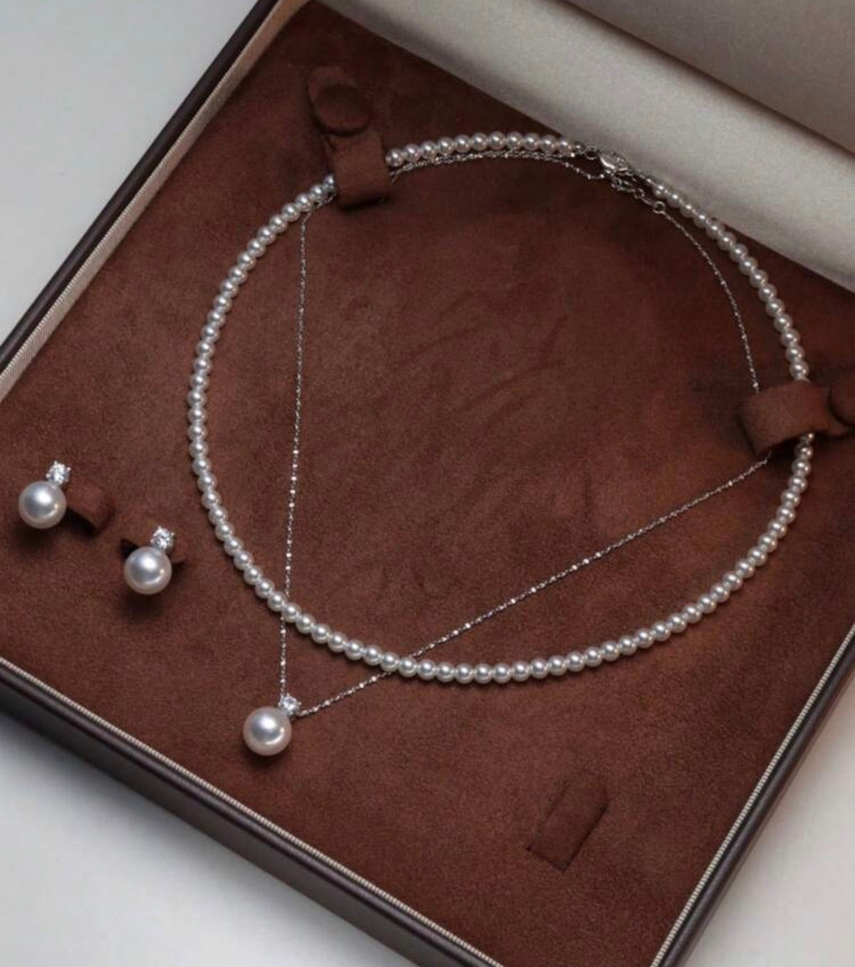 Intricate pearl set
