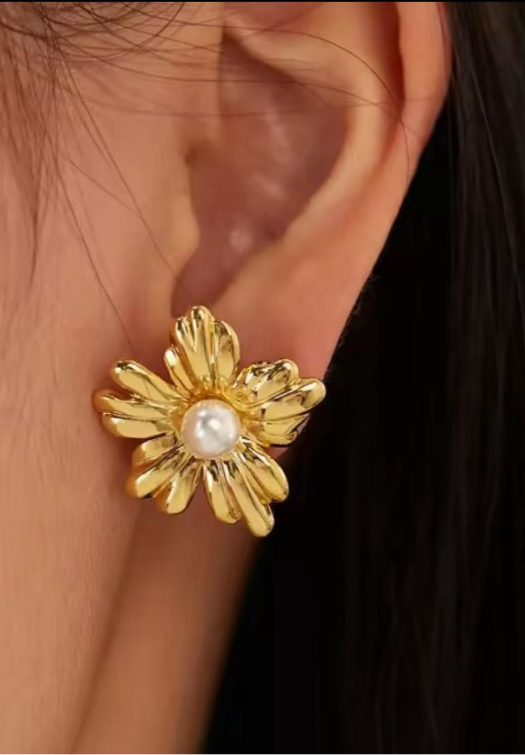 Chunky Chic Pearl Ear Studs