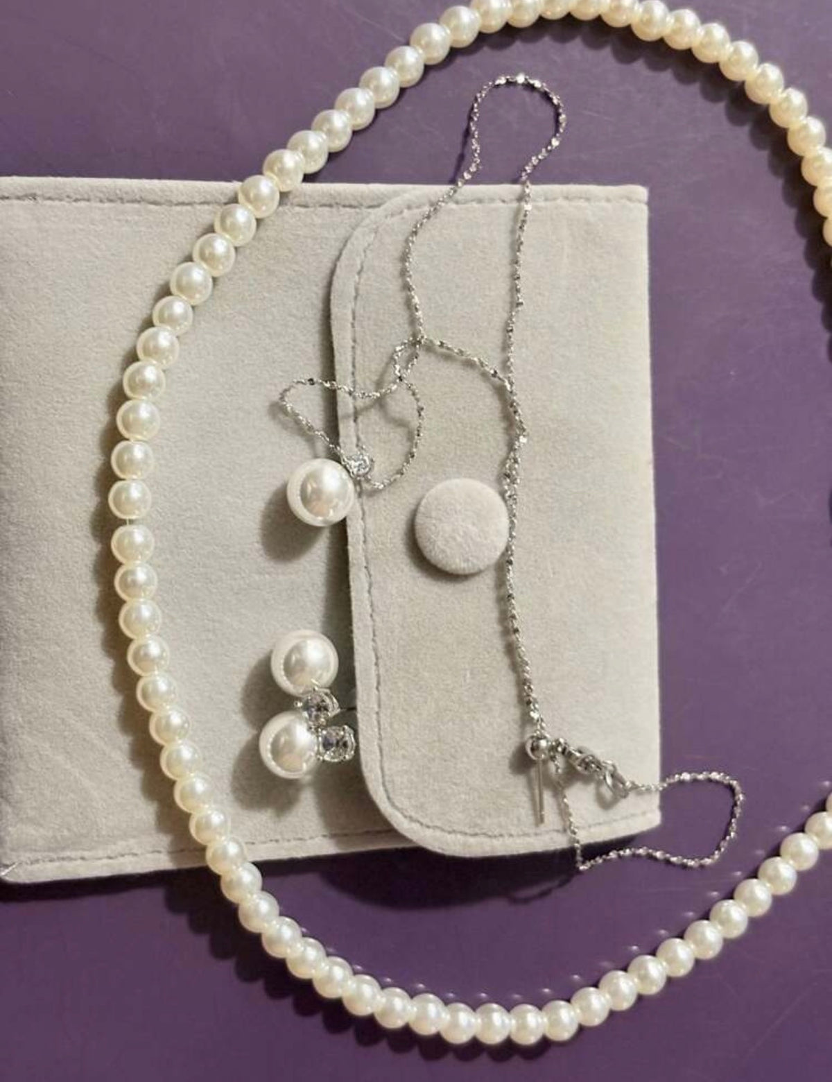 Intricate pearl set