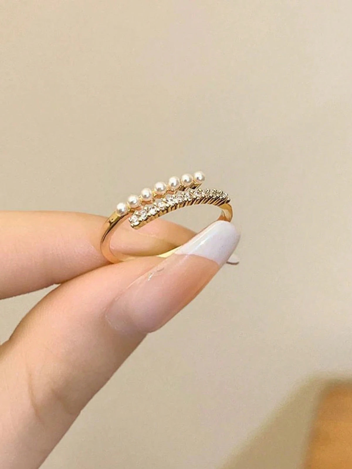 Brooched full-resolution supplier source photo