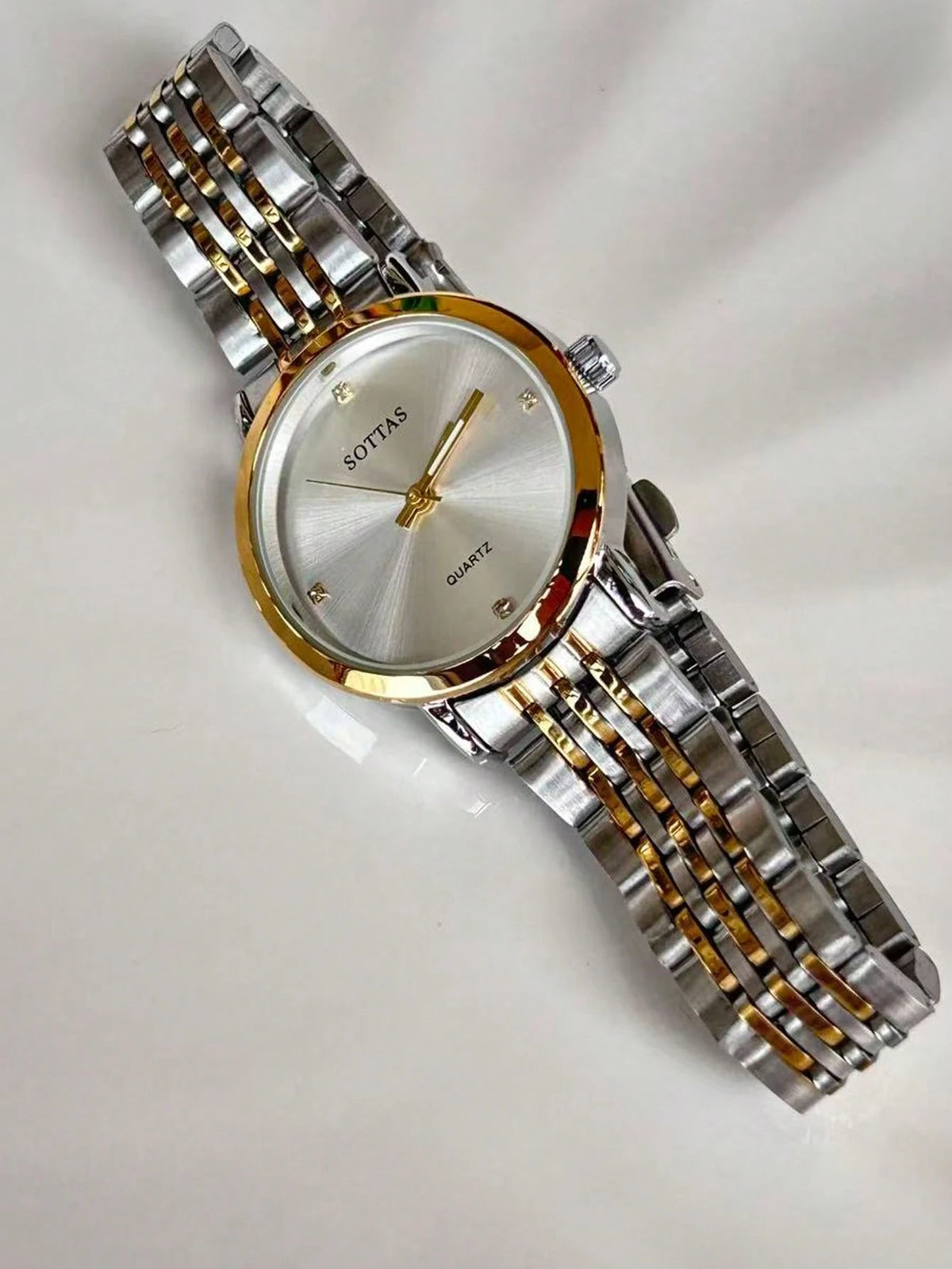 Brooched full-resolution supplier source photo