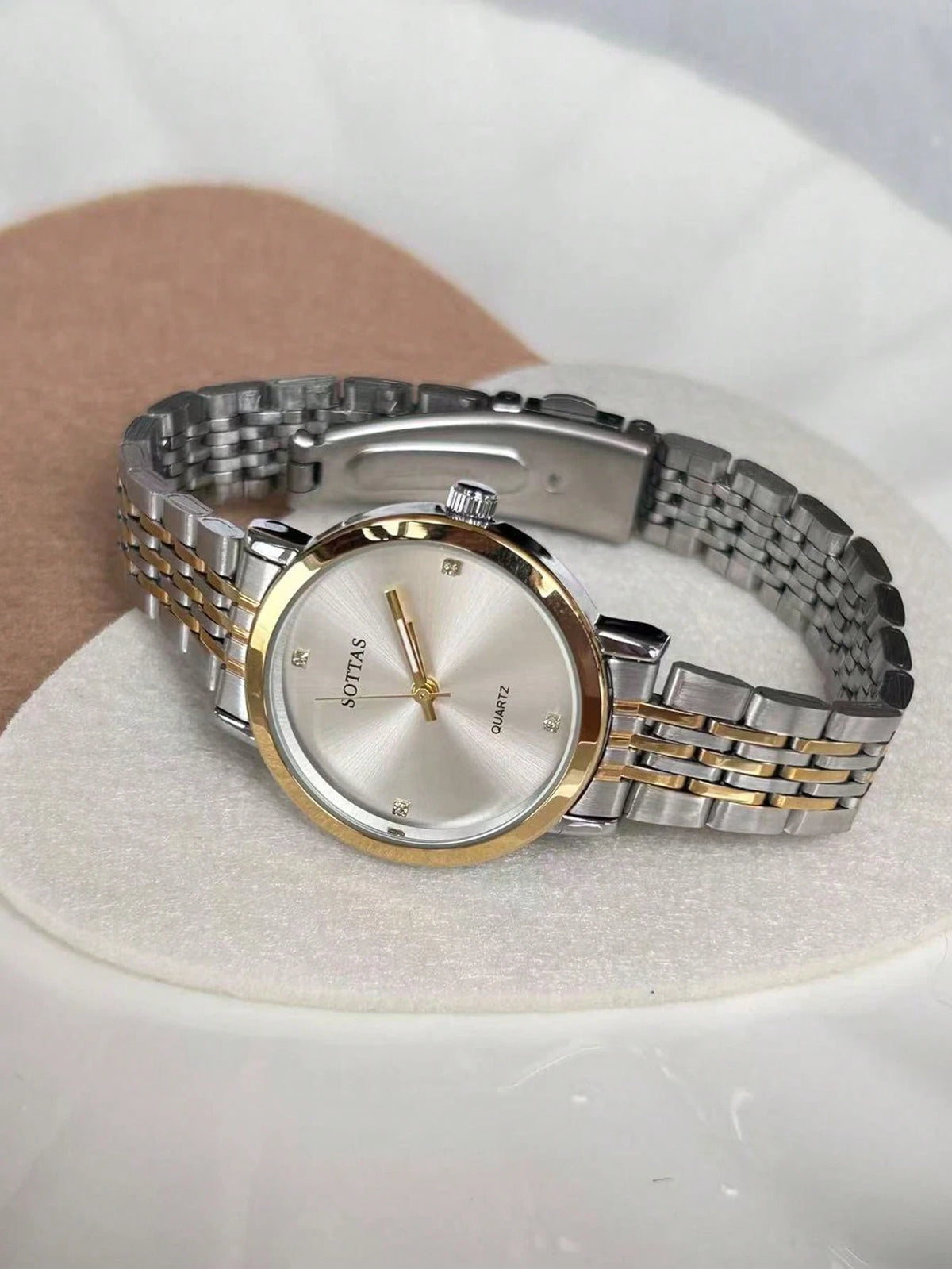Brooched full-resolution supplier source photo