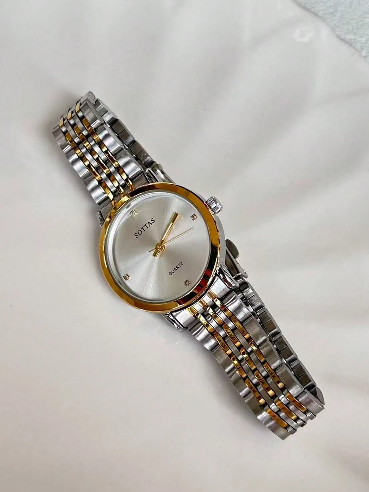 Brooched full-resolution supplier source photo